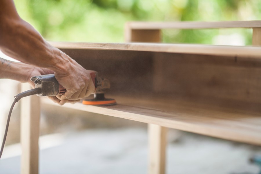 Comment poncer un meuble en bois avant de le peindre ?