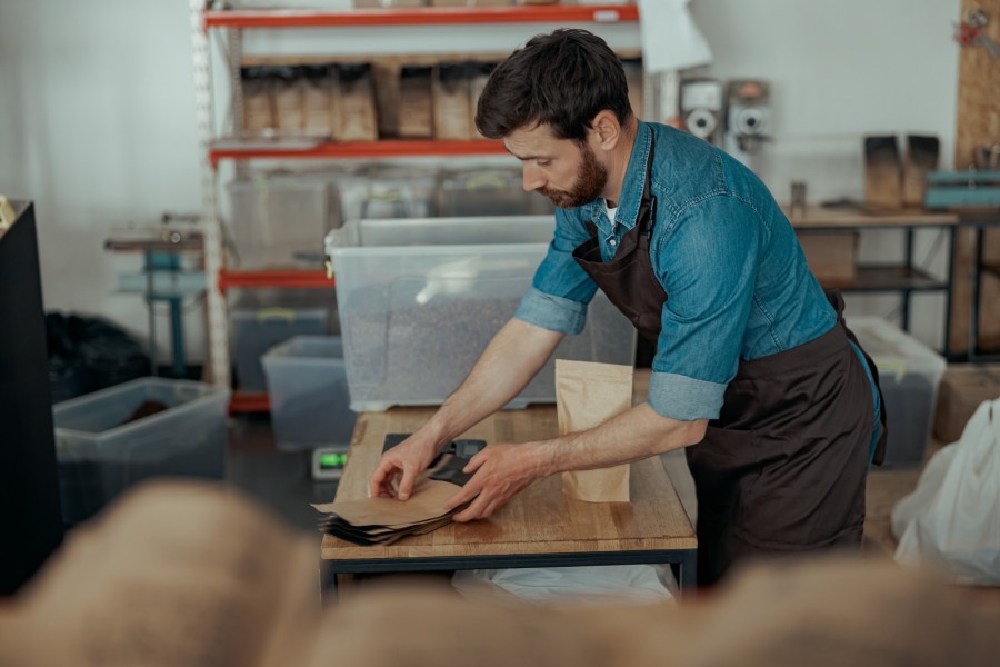 Quelle est la bonne technique pour poncer un meuble en bois sans l'abîmer ?