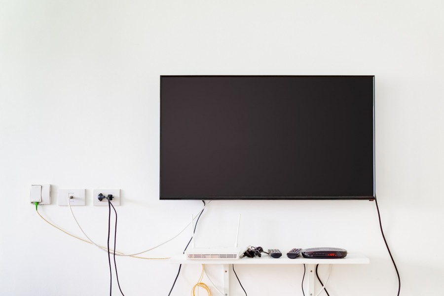 Quelle est la méthode traditionnelle pour fixer une TV au mur sans voir les fils ?