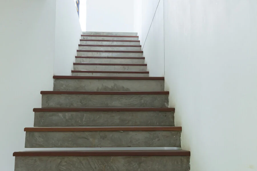 Quels sont les avantages de choisir un escalier en béton ciré ?